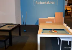 Fusiontables presenteerde in Brussel hun eettafel en biljarttafel in één. Ondanks dat de tafel 350 kilo weegt, is de hoogte van de tafel gemakkelijk te verstellen.