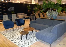 Hjord Knudsen produceert in eigen fabrieken moderne meubelsystemen, traditionele bankstellen en designproducten -evenals een breed scala aan recliner-, club- en functiesfauteuils.