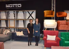 Kataryne en Agate van het Poolse bedrijf Notto, het bedrijf toonde in Brussel hun gestoffeerd meubilair en tafels gemaakt van 100% massief eiken.