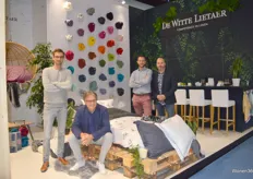 Tim, Arwin, Francies en Ivan in de mooie stand van De Witte Lietaer. De Belgische linnenproducent toonde de nieuwe collecties bad- en bedlinnen.