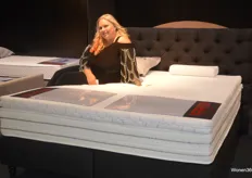 Leona Vlachakis van beddenbedrijf Elsach, het bedrijf heeft onlangs een matras ontwikkeld met een veerkern van kunststof.