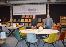 Ronald Verdult met collega Jan voor de gekleurde velours stoelen van Ronald Verdult Design. Het is volgens de heren nog steeds trendy om meerdere gekleurde stoelen rondom een tafel te zetten.