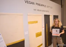 Een blije Hester Zijlstra van Urban Cotton, dat met ananasbehang Vegan Pineapple Leather genomineerd was voor een Balthazar.