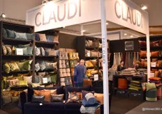 Een blik in de stand van Claudi, fabrikant van design kussens, met eigen ontwerpen en geheel geproduceerd in Nederland.