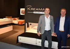 Olivier Biesmans van Kreamat, met rechts agent Olivier Vander sarren, die de producten van de beddenfabrikant nu ook gaat aanprijzen in Wallonië, Luxemburg en Frankrijk. 