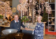 Jan en Debby van Mansion Atmosphere, het label waaronder De Tol Lisse inmiddels ruim 17 jaar woondecoratie en aanverwante goederen importeert vanuit het verre oosten.
