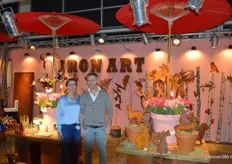 Fiona van Willigen en Harald van Overwijk van Iron Art. De groothandel in woon- en tuinaccessoires viert dit jaar haar 30 jarig bestaan.