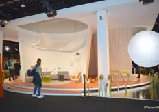 DAS HAUS was dit jaar ontworpen door MUT Design. Het deed denken aan een klassiek paviljoen: gevormd uit de combinatie van een cirkel en een vierkant, gestileerd met minimalistische meubels, aan alle kanten open. 