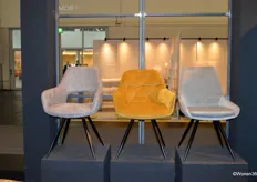 Eetkamerstoelen afgewerkt met een draaimechanisme en velvet. De okergele stoelen zijn nog steeds erg in trek. Daarnaast werden ook nieuwe kleinmeubelen gepresenteerd.