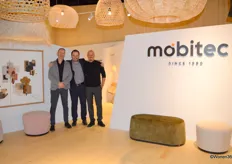 (Links) Pascal Peters, Michael Schwall en nieuwe collega Danny van de Weert van Mobitec. Het Belgische bedrijf presenteerde tal van noviteiten en had weer een drukte van belang in de stand.