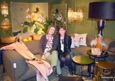 Jolanda Versmissen met designer Mathilde Liu in de stand van Versmissen Furniture & Decoration.