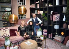 Severina Swinkels, Pauline van Gilse, Alexander Teysen en Hetty Reuver in de stand van Life Style Home Collection, dat een hoogwaardige meubelcollectie gemaakt van de mooiste materialen in huis heeft.