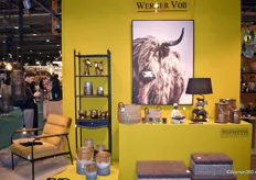 Werner Voss probeert ‘spannende verhalen te vertellen’ met zijn verschillende combinaties van meubels, decoratieve items en servies.