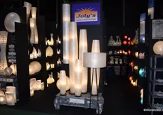 Opvallende lampen van Joly’s Collection, dat met de hand gemaakte items zoals houten voorwerpen, sfeerverlichting en kleinmeubelen aanbiedt.