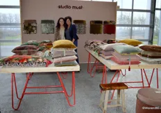 De dames Gemke en Erica bij de mooie kussens en poefs van Studio Must, alle producten zijn voorzien van fluweelachtige, rijke stoffen.