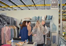 Madelon (blauwe blouse) druk in gesprek met klanten in de stand van Knit Factory.