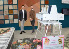 Erjan Nahuys en Marco Groen in de stand van de Vloerkledenwinkel, ze verkopen hand- geweven, geknoopte en getufte vloerkleden en tapijten van diverse merken.