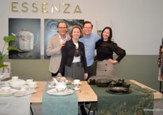Edgar Rijnders, Nicole Bakker, Paul van der Wolk, en Astrid Bauer in de fleurige stand van Essenza. Het merk presenteerde haar eerste servies- en linnencollectie.