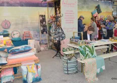 Kleurige kussens, plaids en accessoires in de stand van Imbarro.