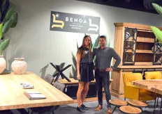 Wesley van der Aa en Kelly van Hoof staan met Benoa voor het eerst in De Woonindustrie met hun mango houten meubelen.