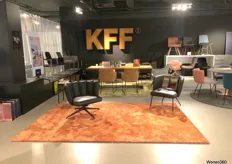 Het nieuwe tapijt van Millenerpoort met daarbovenop de nieuwe fauteuils van KFF.