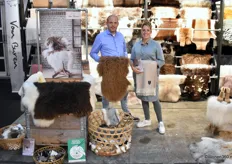 Jolt en Gritta van Buren van het bedrijf Van Buren Bolsward. De groothandel introduceerde onder meer nieuwe display materialen, Tibet kleuren, alpaca vachten en natuurlijk grijze Gotland vachten.