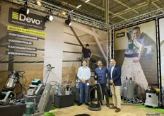 V.l.n.r. Matthias Hertogs, Eddy Dewaele en Joeri Vervoort bij de diverse parketschuurmachines van Devomat Industries. 