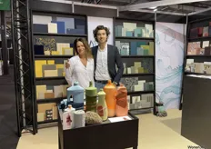 Tamar Eberwijn met collega Pepijn Daniels bij de nieuwste collectie van Vyva Fabrics die gecreëerd is van oude PET flessen.