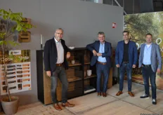 John van der Donk, David Brükx, Henk Vermullen en Mark Hendriks, van meubelfabriek van der Drift. Tijdens de meubelinkoopdagen introduceerde het bedrijf twee nieuwe wandmeubelcollecties, de Oock en de Note.