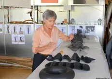 Maria Blaisse laat in haar atelier zien waar het allemaal mee is begonnen, de binnenband. Hier maakte ze onder andere hoeden en decoratie items van.
