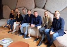 Het team van het Estlandse bedrijf OCCO presenteert vol trots in de nieuwe showroom in Amsterdam die is ontworpen door Casper Schwarz. V.l.n.r. Helen Karolin, Mikk Lepind, Iela Chau, Ljuboff Kazakov, Ander Soorumaa, Paul Veetõusme, Marian Veetõusme, Jarmo Oidermaa.