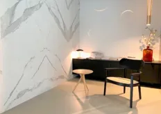 De meubels van Thonet in The Concept Gallery met verlichting van Intra Lighting.