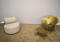 Links model Sinclai van meubelmerk FEST met een gouden stoel met voetenbankje ontworpen door Isabelle de Borchgrave.