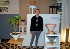 Melvin Pijnaker uit Utrecht vertegenwoordigt zijn ontworpen Statera tijdens DDW 2021. Statera betekent balans. Dit product is een bijzettafel en bloempot in één, handgemaakt in Nederland.