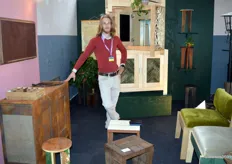 Wouter van Dijk staat vol trots tussen zijn meubelstukken, gemaakt van gerecyclede materialen.