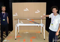 Simon Akkaya en Maarten Heijltjes, ontwerpers en tevens oprichters van HeijltjesAkkaya, ontwierpen A Simple Machine: (werk)meubels ontworpen om beweging en dynamiek te brengen in statische werkomgevingen.