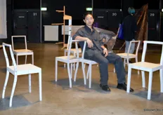 Seunghwan Ji is een ontwerper uit Seoul, woonachtig in de lichtstad en maakt zelfportretten met behulp van objecten. Tijdens de Design Academy Graduation Show 2021, in Beursgebouw Eindhoven, presenteert hij een reeks stoelen die verschillende 'gezichten' van hem vertegenwoordigen.          