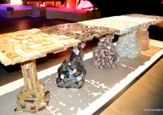 The Common Table, ontworpen door Zavier Wong. De lange tafel is ontworpen uit vijf verschillende tafels van andere materialen.