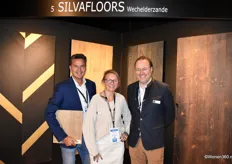 René Jacobs, Sarah Verdonck en Alexander Demuynck van Silva Floors lieten bezoekers de nieuwe collectie Retro XXL zien, bestaande uit 6 meter lange en 30 cm brede planken van Europees eiken.