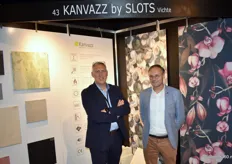 Alain Dubois en Johan Slots van Kanvazz by Slots, een kamerhoog naadloos, geweven wandbehang dat in eigen weverij SLOTS PURETextiles wordt gemaakt.