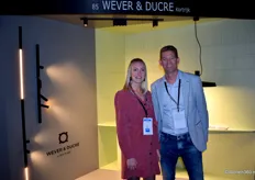 Melissa Arie en Hans Martens poseren in de stand van Wever & Ducré. De producent van verlichtingsarmaturen is door de jaren heen uitgegroeid tot een internationale speler, met een assortiment van meer dan 4500 producten, voor zowel in- als outdoor.
