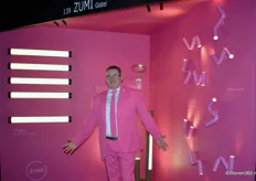 Niet alleen de stand van ZUMI, ook directeur Tony Decavele was een en al roze. Hij toonde onder meer CURVY, een modulair verlichtingssysteem waarmee je een eigen plafond- of wandlamp kunt creëren door verschillende rondingen en eindstukken te combineren.