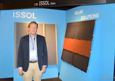 Baudouin Vervrangen, sales manager van Issol toonde op de beurs zonnecollectoren als dakpannen.