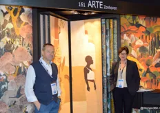 Bert Goossens (links) en Maria Fazioli van wandbekledingsmerk Arte international met een aantal nieuwe dessins. 