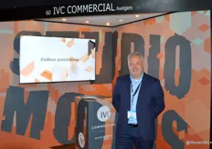 Projectadviseur Nicolas De Mol van IVC Commercial. Op de stand stond een video aan die de vrijwel eindeloze mogelijkheden van de Moduleo Moods vloeren laat zien.