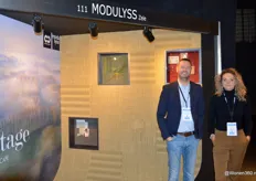 Hendrik Watte en Kira Nuyts van tapijttegelfabrikant Modulyss laten de mogelijkheden zien die mogelijk zijn met hun tegels, zoals hier getoond op de wand.