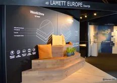De stand van Lamett Europe trok het nodige publiek. Door de spiegel was de Wood&Stone collectie van het vloerenbedrijf groter zichtbaar.