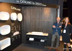 Catalano bij Desco wordt vertegenwoordigd op de beurs door Kris Verbraeken (links) en Katerine Meire. De twee laten in de stand zien dat er wel meer dan 71 mogelijkheden mogelijk zijn met de collectie wastafels.