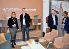 Els Verduyckt met Philip Korsholm Bjerg, met rechts naast hem Patrick Abramoff (in gesprek met een bezoeker). Haworth maakte op Design District van de gelegenheid gebruik om de wereldwijde samenwerking met BoConcept voor de contractbusiness te introduceren.
