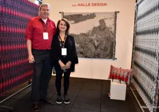 Johan Bosch en Hala Yousif van Halle Design. Zij is een gepassioneerd textielontwerper en presenteerde haar nieuwste dubbelzijdige 3D geweven wall art/roomdividers.